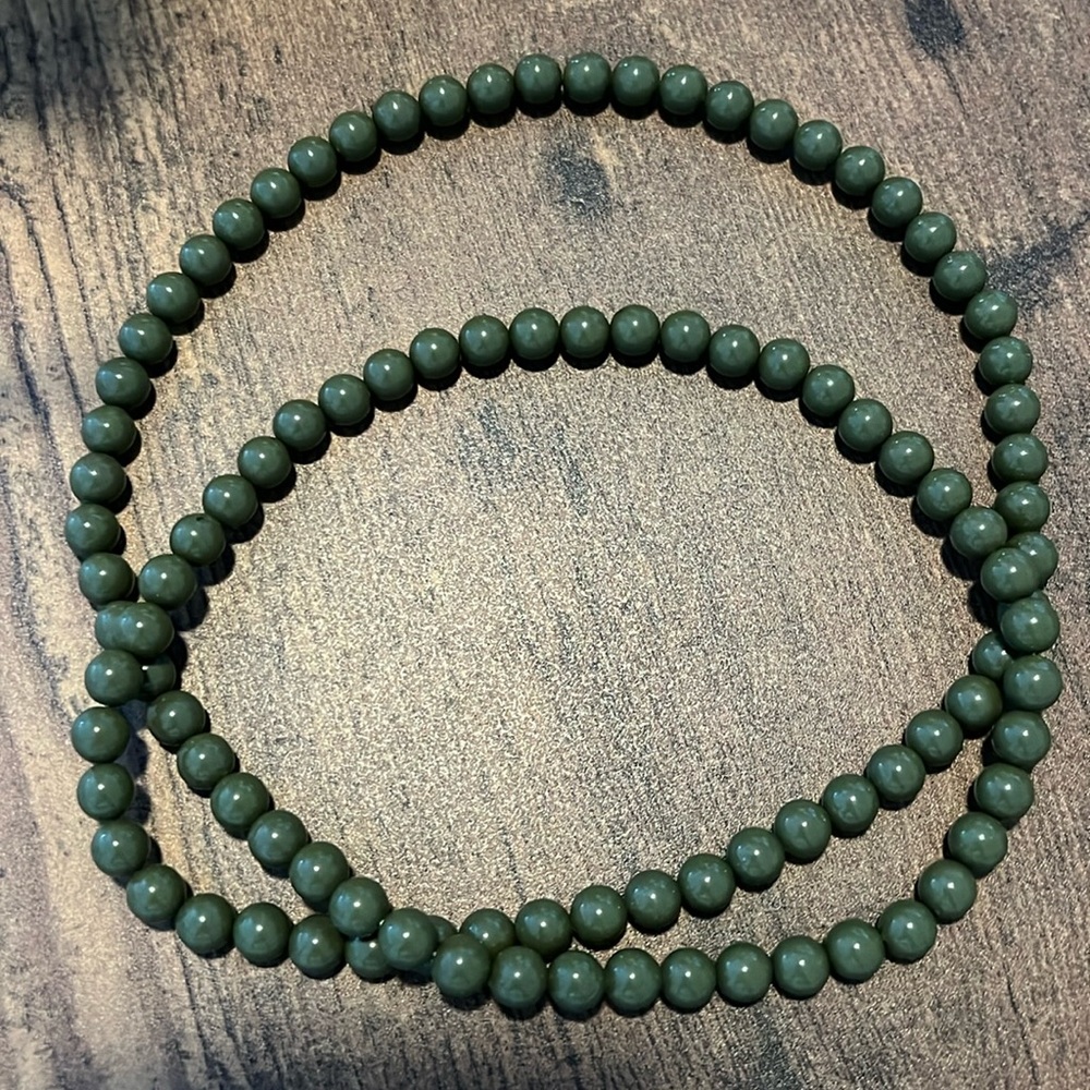 Beautiful Green Beaded Necklace, No Open Clasp, No Stretch, light to med weight